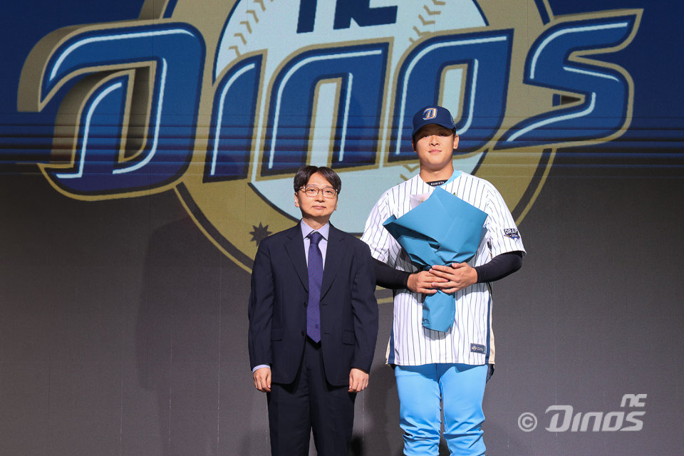 NC 김휘건(오른쪽)은 19일 오른쪽 팔꿈치 뼛조각 제거 및 관절성형술을 진행했다. 다음 시즌 복귀를 목표로 21일 재활군에 합류한다. 사진제공|NC 다이노스