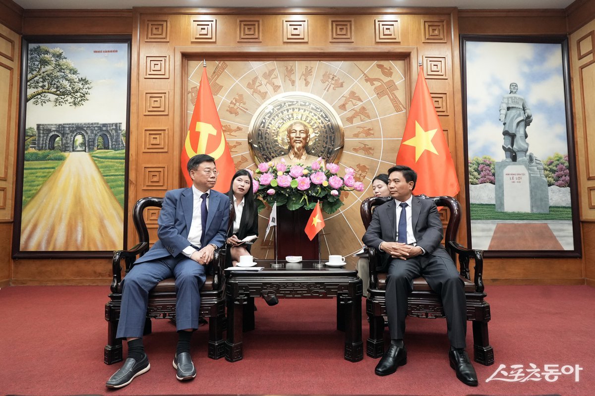 신상진 성남시장(윈쪽)과 응우옌 조안 아인 타잉화성 당위원회 서기가 환담을 나누고 있다. 사진제공ㅣ성남시