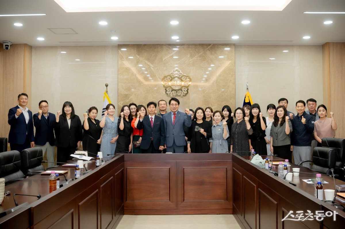 조성대 남양주시의회 의장(가운데)은 20일 시의회 소회의실에서 ‘공공시설 수질관리 개선을 위한 주민 간담회‘를 열어 주민들과 기념촬영하고 있다. 사진제공ㅣ남양주시의회