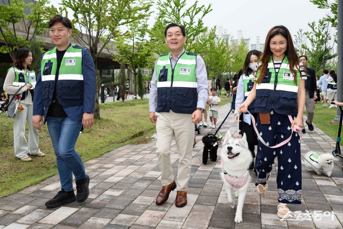이재준 수원시장이 반려견 순찰대와 함께 걷고 있다. 사진제공|수원시
