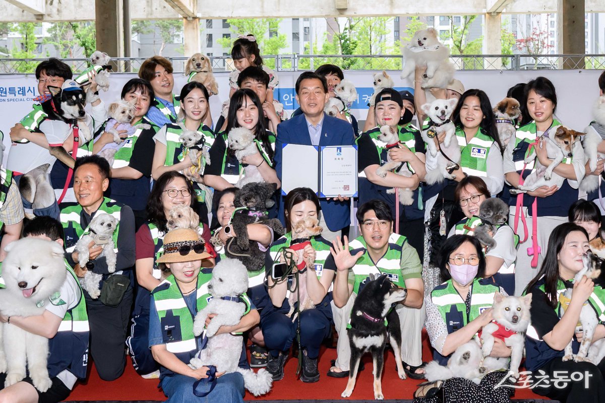 이재준 시장이 반려견 순찰대와 기념촬영을 하고 있다. 사진제공|수원시