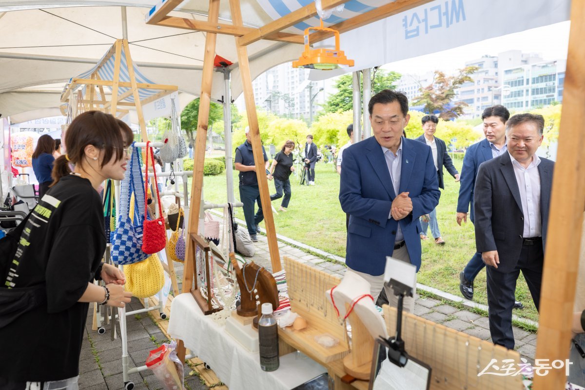 이재준 수원시장이 캠페인 장소에 마련된 부스를 둘러보고 있다. 사진제공|수원시