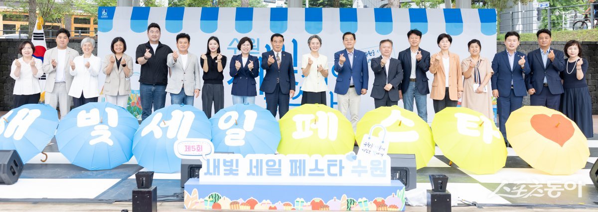 이재준 시장(오른쪽 8번째), 이재식 수원시의회 의장(왼쪽 9번째) 등 참석자들이 함께하고 있다. 사진제공|수원시