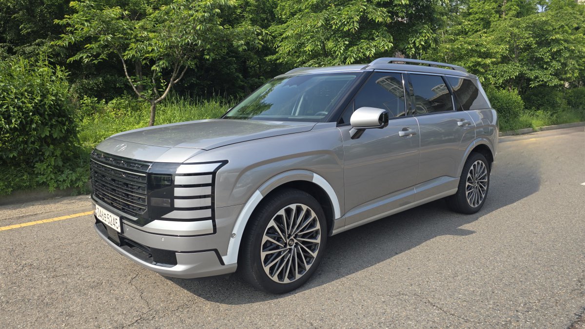 현대차의 플래그십 대형 SUV인 올 뉴 팰리세이드 독보적인 캐릭터와 넉넉한 공간성을 바탕으로 국내 SUV 시장의 최강자로 자리매김해 가고 있다. 원성열 기자 sereno@donga.com