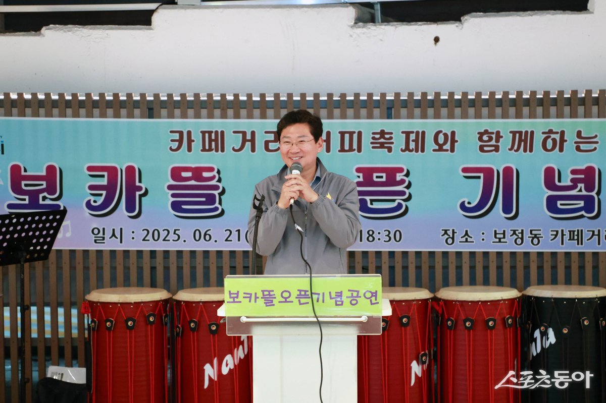 이상일 용인특례시장이 지난 21일 보정동 카페거리에서 열린 ‘제1회 BOCA 커피 페스타’에 참석해 축제를 축하하고 시민들과 소통하며 카페거리 활성화 의지를 다졌다. 사진제공｜용인시