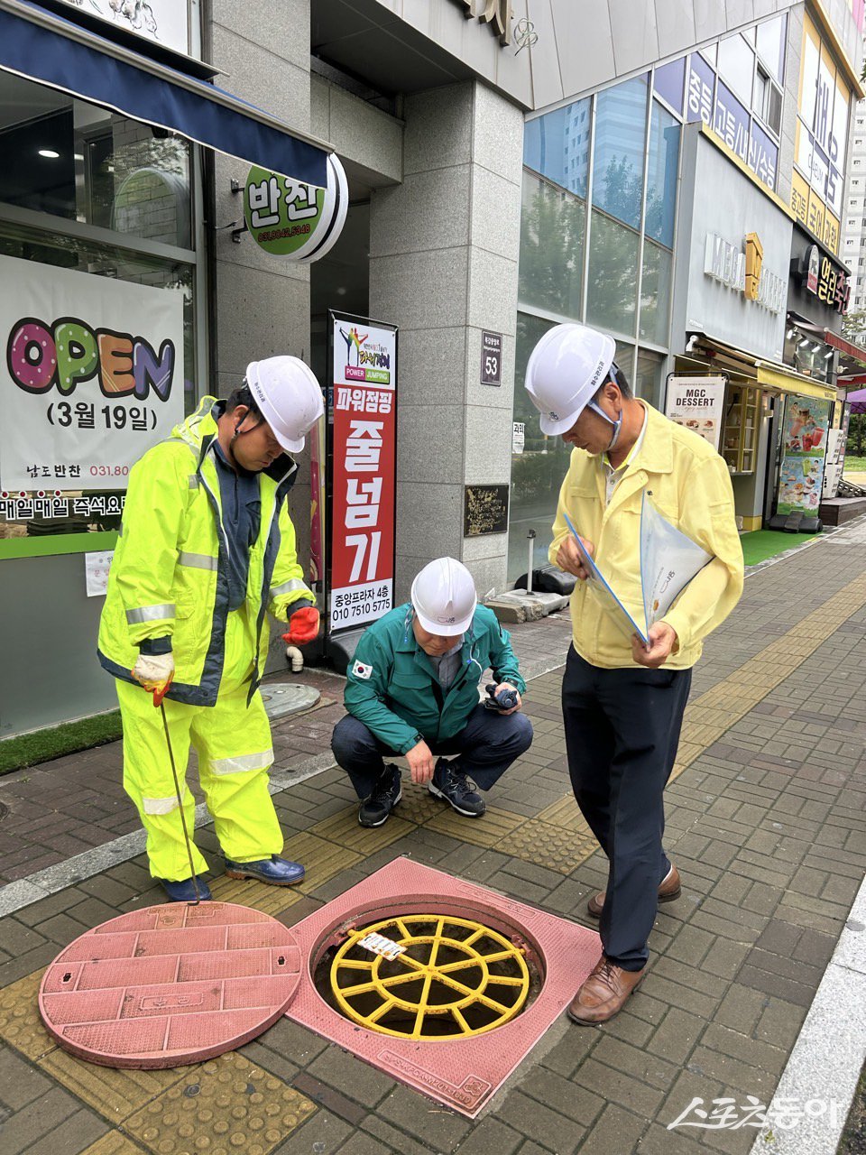 풍수해 대비 주요 하수도 시설 점검 중인 박승삼 부시장(가운데). 사진제공|시흥시