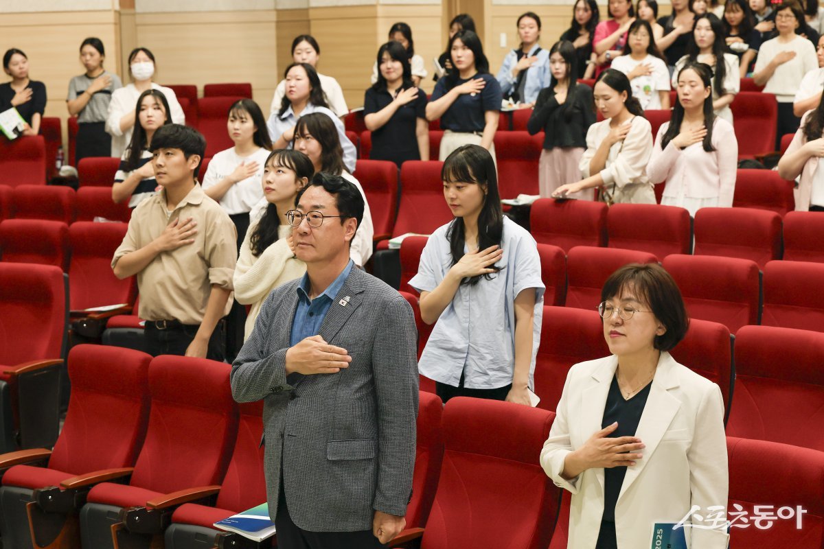 ‘2025년 화성시 사립유치원 교사 직무연수’에 참석한 정명근 화성특례시장과 교사들이 국민의례를 하고 있다. 사진제공｜화성시