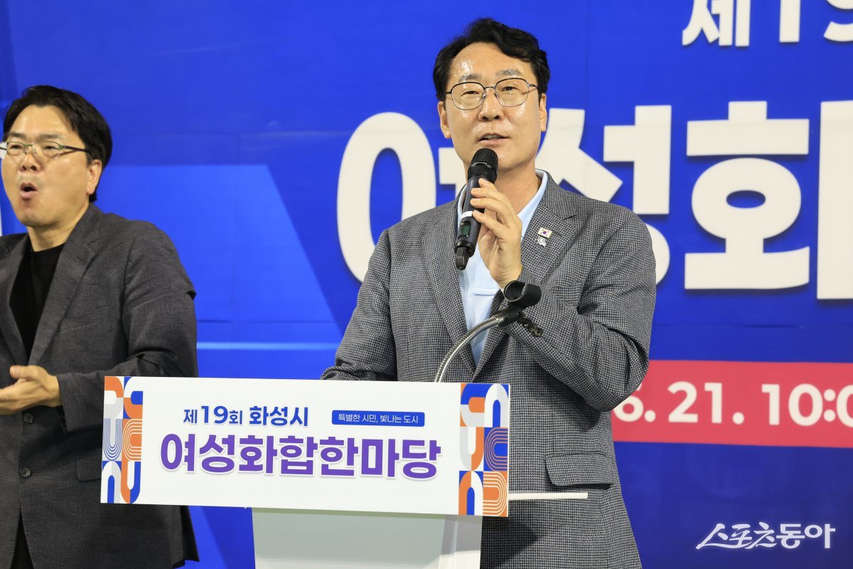 정명근 화성특례시장이 ‘제19회 화성시 여성 화합한마당’에서 축사를 통해 여성단체 회원들을 격려하고 있다. 사진제공｜화성시