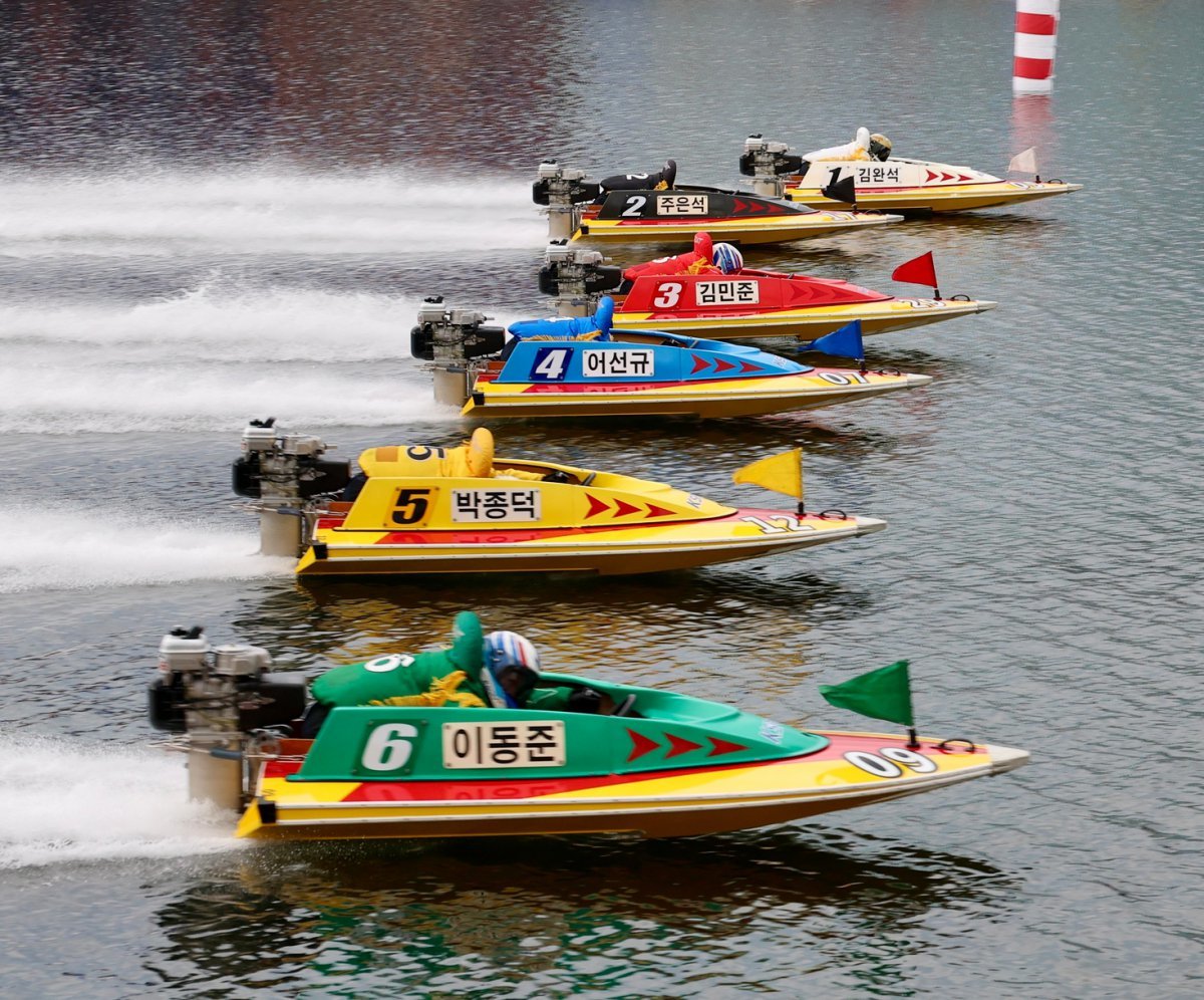 19일 하남 미사경정장에서 열린 ‘2025 KBOAT 경정 왕중왕전’에 출전한 6명의 선수들이 플라잉스타트로 경주를 시작하고 있다 사진제공|국민체육진흥공단