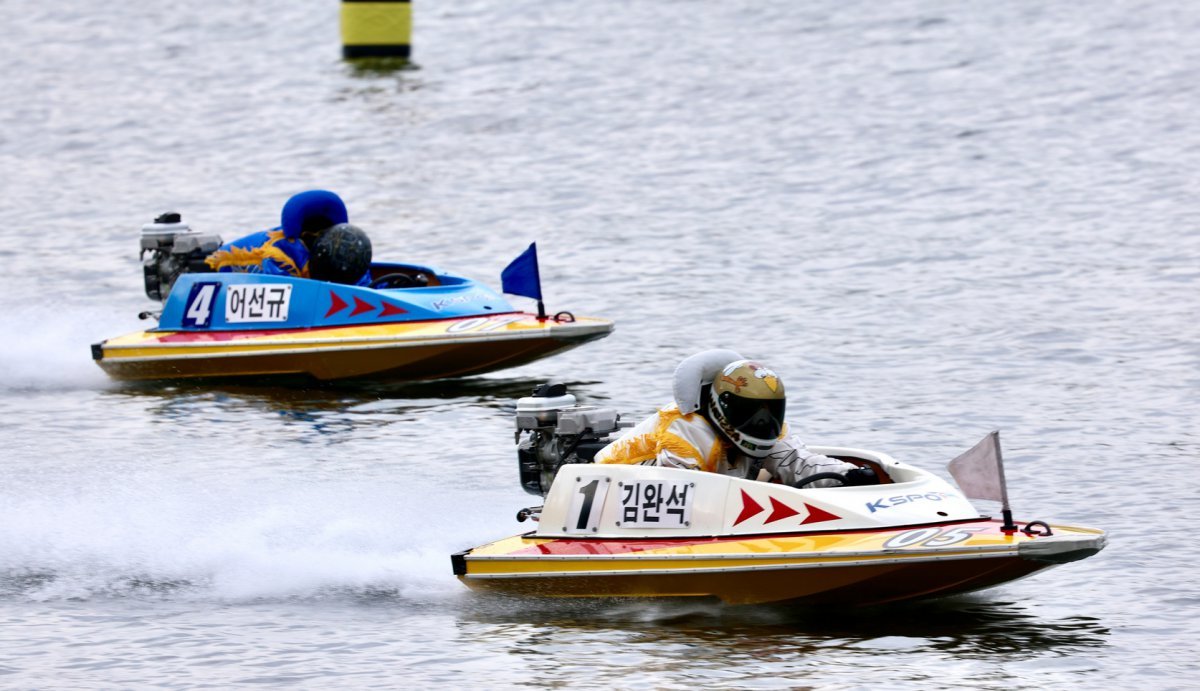19일 열린 ‘2025 KBOAT 경정 왕중왕전’ 결승에서 각각 1위와 2위를 한 김완석과 어선규가 결승선을 향해 달리고 있다 사진제공|국민체육진흥공단