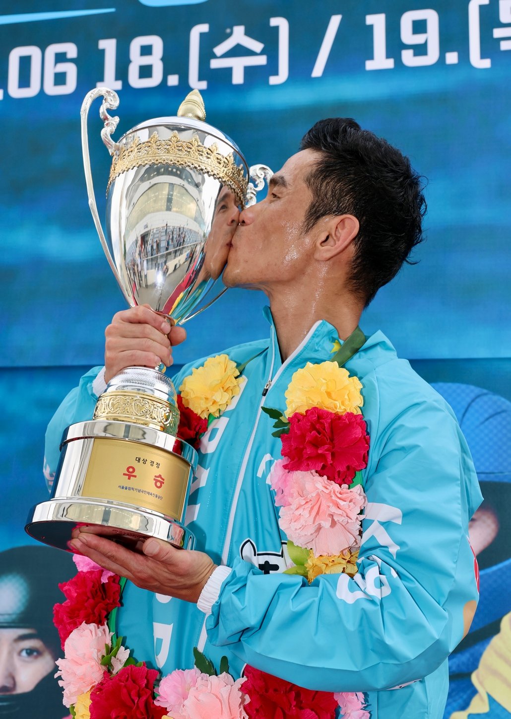 19일 하남 미사경정장에서 열린 ‘2025 KBOAT 경정 왕중왕전’에서 우승한 김완석이 트로피에 입을 맞추며 우승을 자축하고 있다 사진제공|국민체육진흥공단