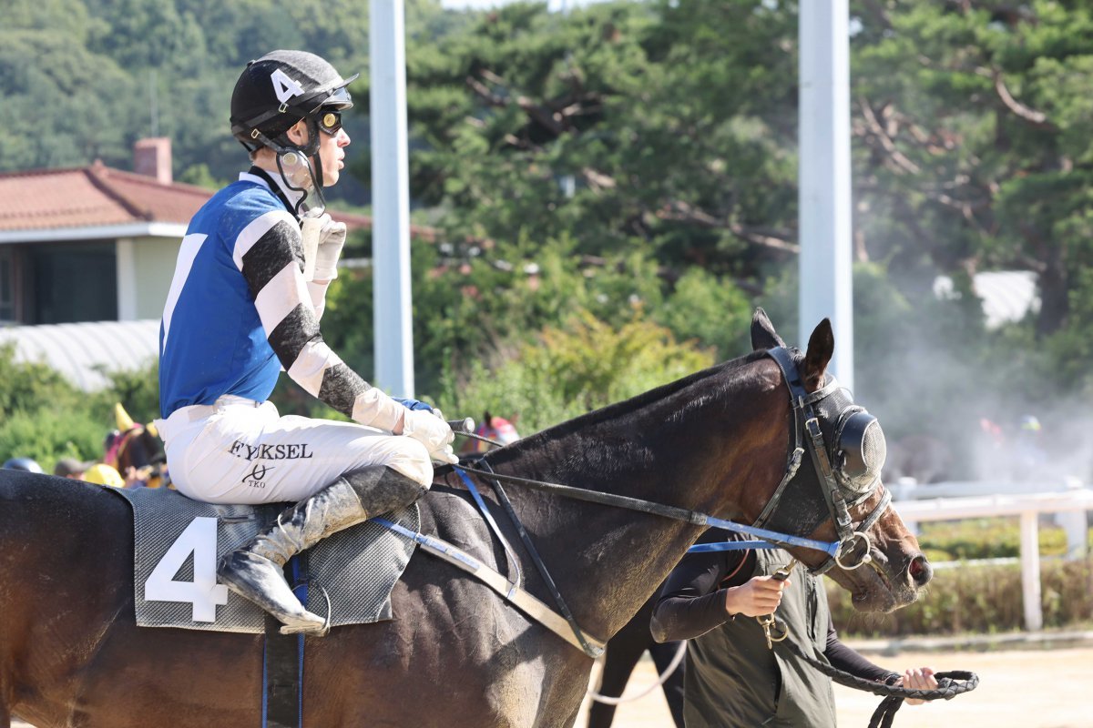 22일 렛츠런파크 서울에서 열린 ‘14회 스포츠동아배’에서 우승한 사탕소녀와 푸르칸 기수.  푸르칸 기수는 경주 직후 가진 인터뷰에서 “사탕소녀가 2000m에 처음 도전하는 거라 조금 걱정도 되었지만 잘 달려주어 고맙다”고 밝혔다       사진제공｜한국마사회