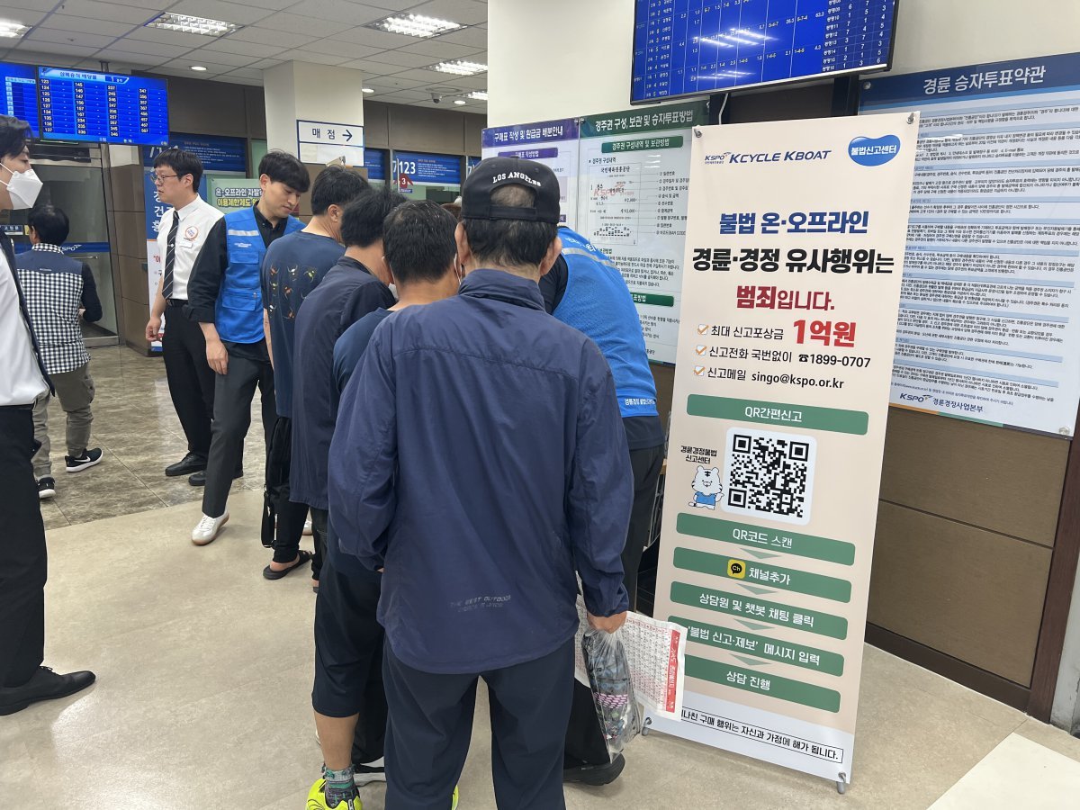 19일 경륜경정총괄본부 희망길벗 관계자들이 수원지점에서 불법도박 근절 홍보를 하고 있다 사진제공|국민체육진흥공단