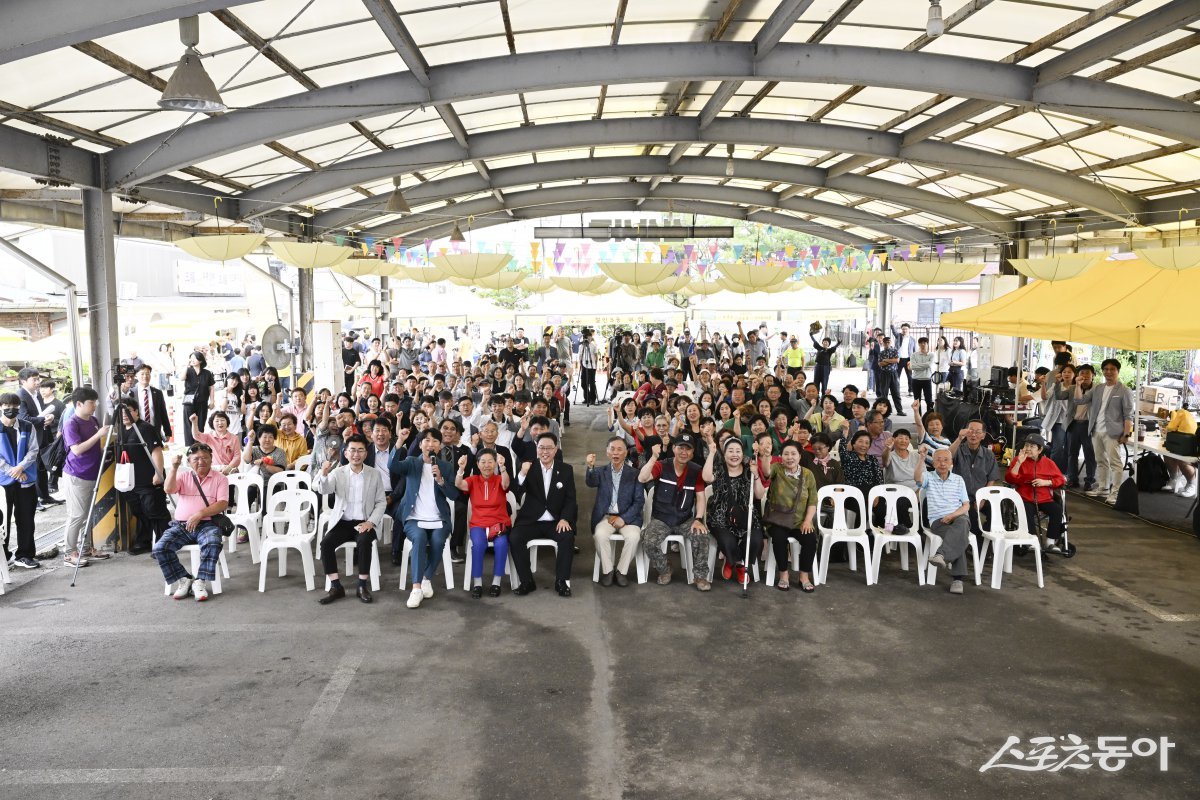 지난 21일 관내 남면 신산시장에서 ‘시민문(聞)답(答) 토크콘서트 STEP4’를 개최하고 시민들과 기념 촬영하고 있다.  사진제공ㅣ양주시