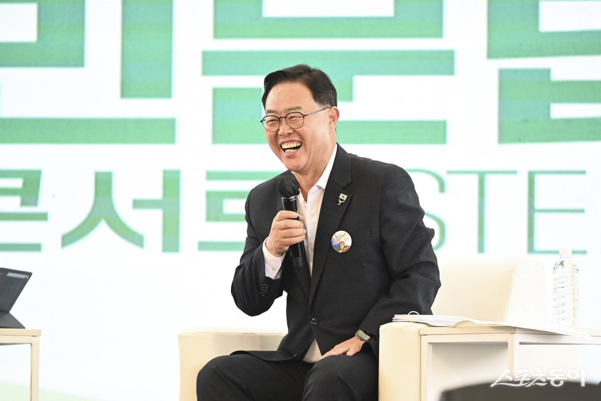 강수현 시장은 21일 한 시민의 질문을 받고 환하게 웃고 있다.  사진제공ㅣ양주시