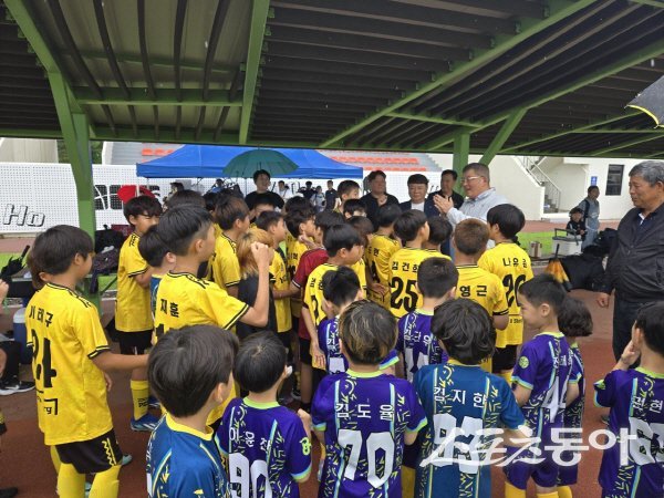 김학동 예천군수가 예천진호국제양궁장에서 개최된 예천 코니페디컵 전국유소년축구대회 경기장을 방문해 선수들을 격려하고 있다. 사진제공 ㅣ 예천군