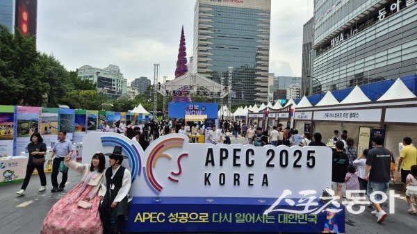 경상북도가 서울 청계광장에서 개최한 경북 K-투어페스티벌에 많은 사람들이 방문했다. 사진제공 ㅣ 경북도