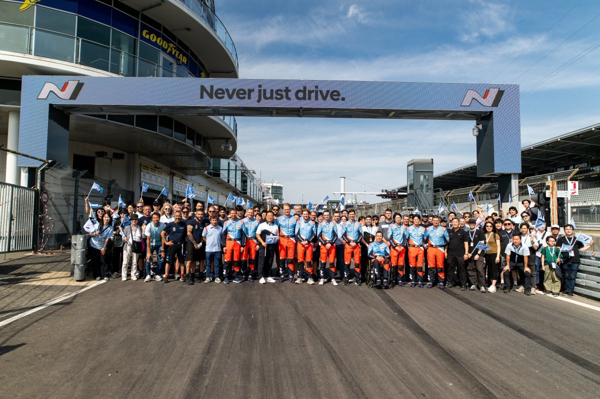 ‘2025 뉘르부르크링 24시 내구레이스’가 끝난 후 현대 N 드라이버 및 팀 관계자들이 글로벌 N 고객들과 함께 기념 촬영하고 있는 모습. 사진제공 |현대차