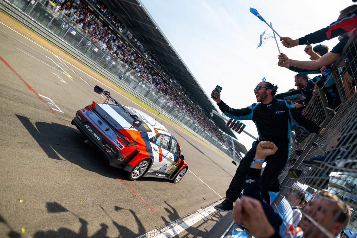 TCR 클래스에서 현대 N 유럽팀이 주행한 아반떼 N TCR 830번 차량이 축하를 받으며 결승전을 통과하는 모습. 사진제공 |현대차