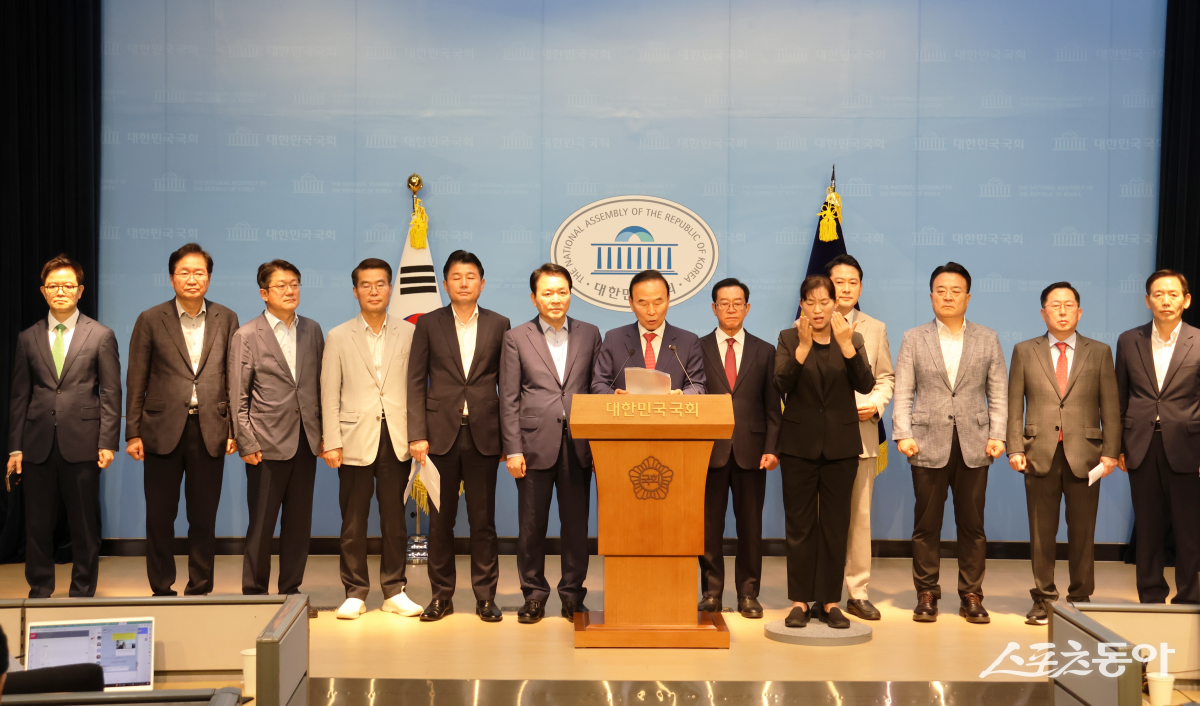 충청권 국민의힘 국회의원 및 당협위원장 일동은 6월 23일 긴급 기자회견을 열었다. 사진제공｜국민의힘 충청권 국회의원·당협위원장