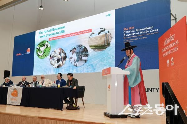 강영석 상주시장이 지난 19일 ‘2025 국제슬로시티연맹 시장총회’서 연설하고 있는 모습. 사진제공ㅣ상주시