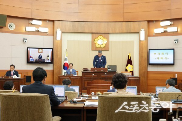 권영준 봉화군의회 의장이 봉화군의회 제273회 정례회를 진행하고 있다. 사진제공 ㅣ 봉화군의회