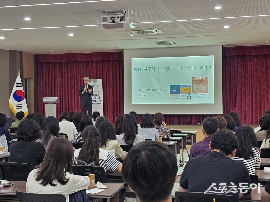 김포시, 시청 공무원을 대상으로 브런치인문학 특강을 진행하고 있다.  사진제공｜김포시청