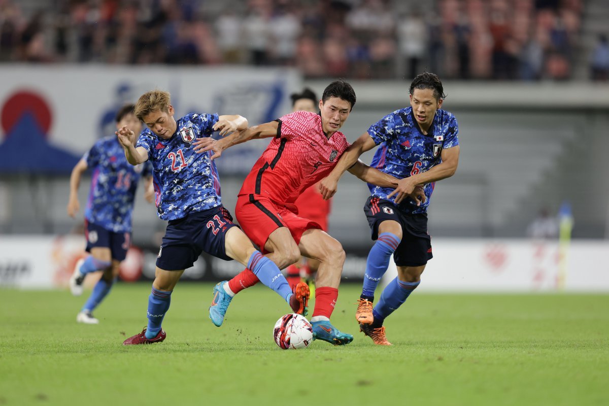 2022카타르월드컵에서 2골을 몰아치며 한국축구 최고 공격수 계보를 이어가게 된 조규성(오른쪽 2번째)은 3년 전 일본에서 개최된 E-1 챔피언십을 직접 경험했다. 사진제공｜대한축구협회