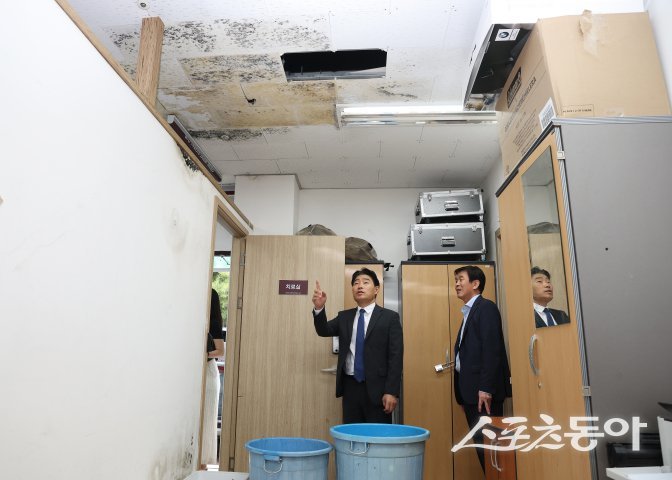 김운남 의장(윈쪽)은 지난 20일, 고양시 대화동에 위치한 고양 히어로즈의 홈구장(고양 국가대표 야구훈련장)을 방문해 노후화된 시설 현황을 직접 점검하고 있다.  사진제공ㅣ고양시의회