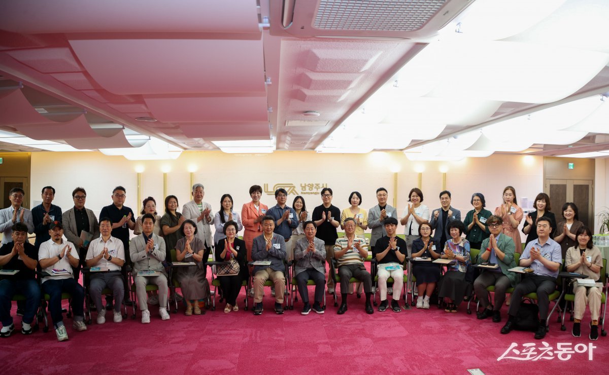 23일, 지역사회 내 위기청소년을 지원하고 안전망을 구축하기 위해 ‘1388 청소년지원단’이 기념 촬영하고 있다.      사진제공ㅣ남양주시