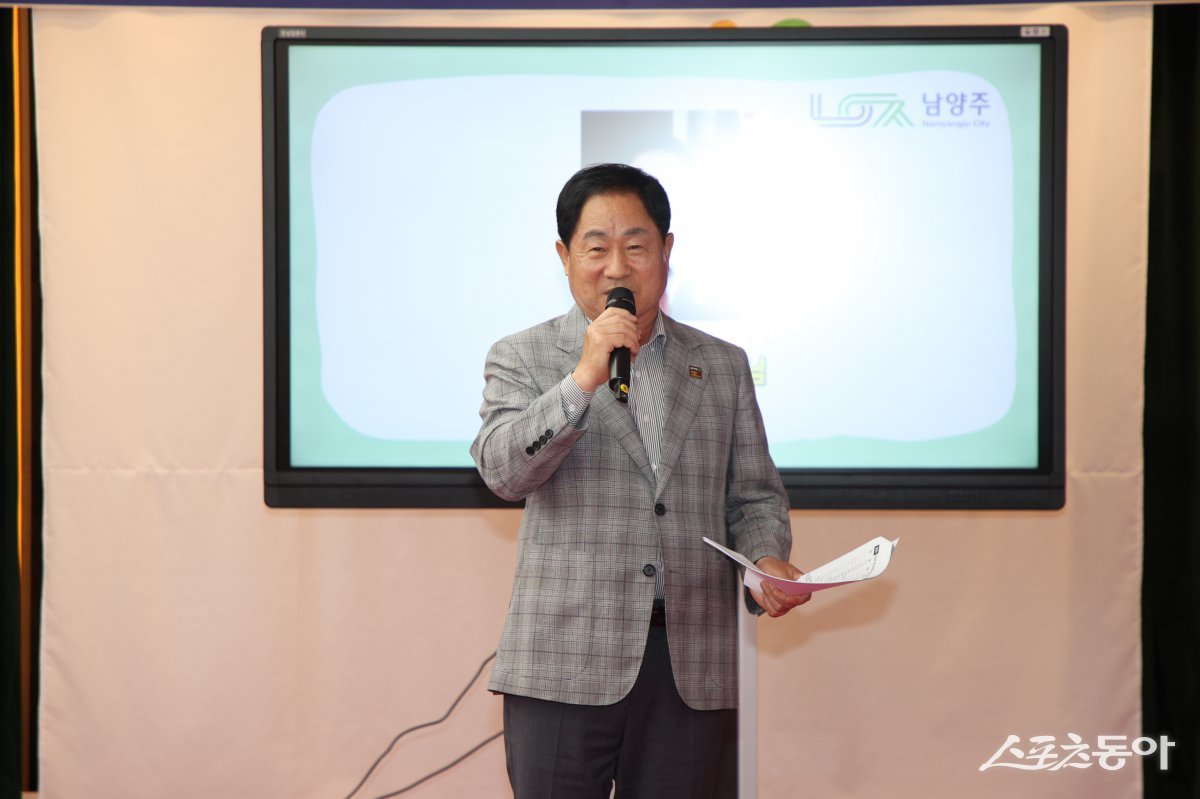 주광덕 시장이 23일, 지역사회 내 위기청소년을 지원하고 안전망을 구축하기 위해 ‘1388 청소년지원단’ 위촉식을 하고 있다.  사진제공ㅣ남양주시