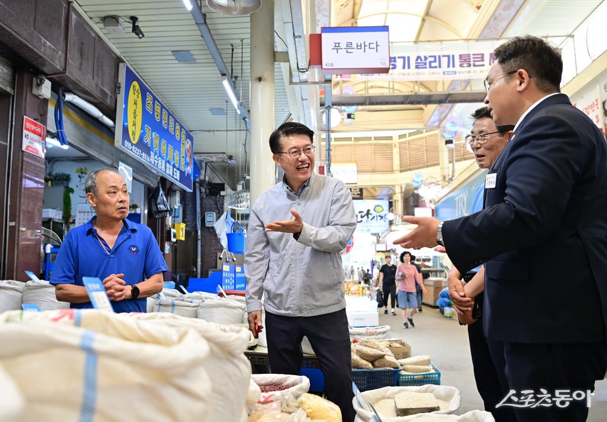 김대순 경기도 행정2부지사는 23일 고양시 덕양구 원당시장을 방문하고 있다. 사진제공ㅣ경기도북부청