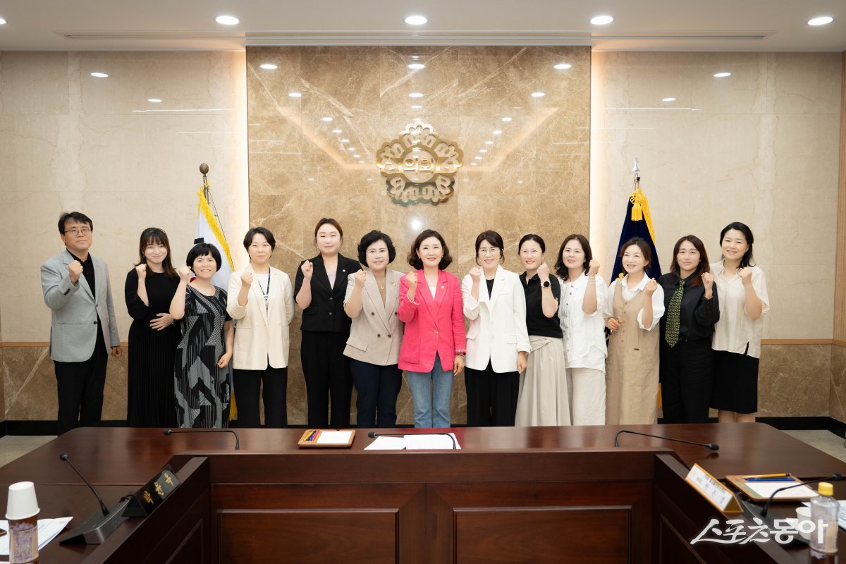 남양주시의회 복지환경위원회는 23일 시의회 소회의실에서 ‘상상누리터’ 운영 개선을 위한 간담회를 개최하고 기념 촬영하고 있다. 사진제공ㅣ남양주시의회