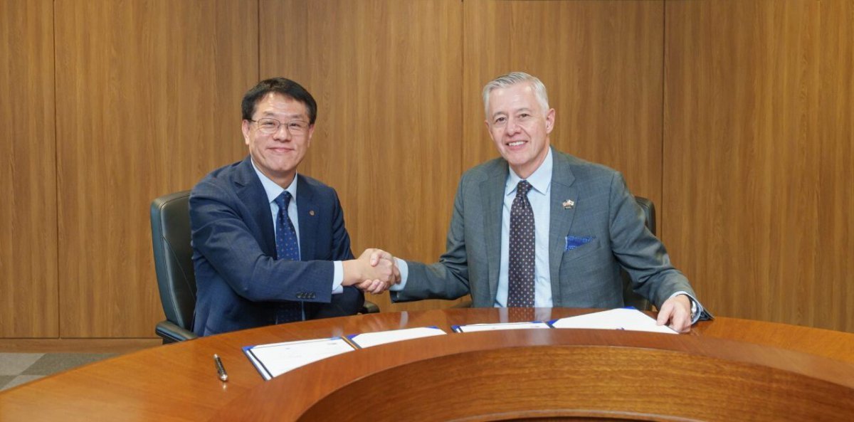 한화시스템과 노스롭그루먼이 ‘통합 대공방어체계 기술 협력 MOU’를 체결하고 있다. 박성균 한화시스템 DE사업단장, 켄 토도로프(Kenn Todorov) 노스롭 그루먼 지휘통제 및 무기 통합 부문 부사장(왼쪽부터). 사진제공|:노스롭그루먼