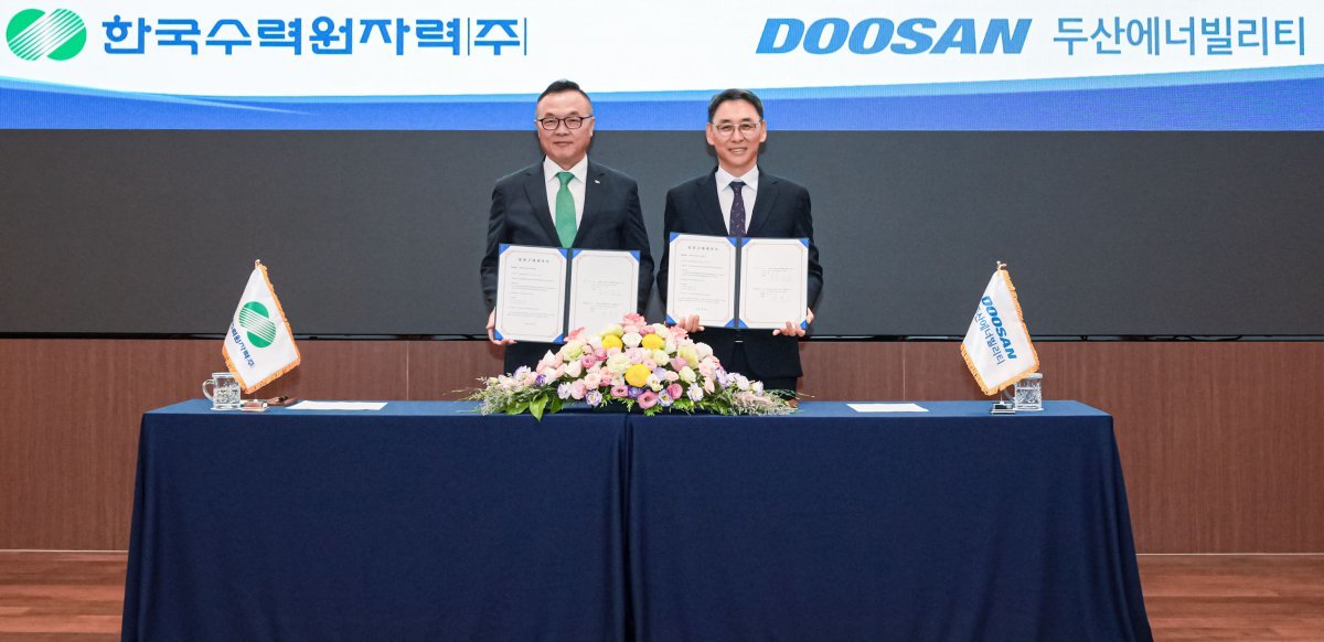 영동양수발전소 1∙2호기 주기기 공급 계약 체결식에서 한수원 황주호 사장(왼쪽)과 두산에너빌리티 정연인 부회장이 기념촬영을 하고 있다. 사진제공 |두산에너빌리티