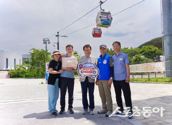 손병복 울진군수가 울진군 관광택시 500번째 탑승객에게 깜짝 이벤트를 선사하고 있다. 사진제공 ㅣ 울진군