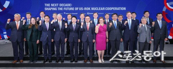 한미 원자력 협력 성과 및 미래 방향을 모색하는 국제 콘퍼런스 참석자들이 파이팅하고 있다. 사진제공 ㅣ 한수원