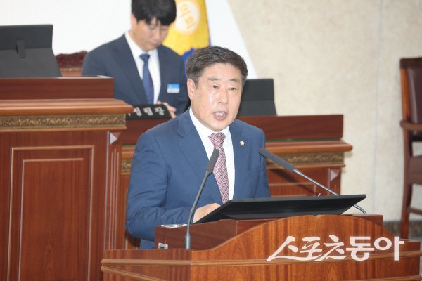 김원석 의성군의회 의원이 제282회 제2차 정례회 본회의에서 군정질문을 하고 있다. 사진제공 ㅣ 의성군의회