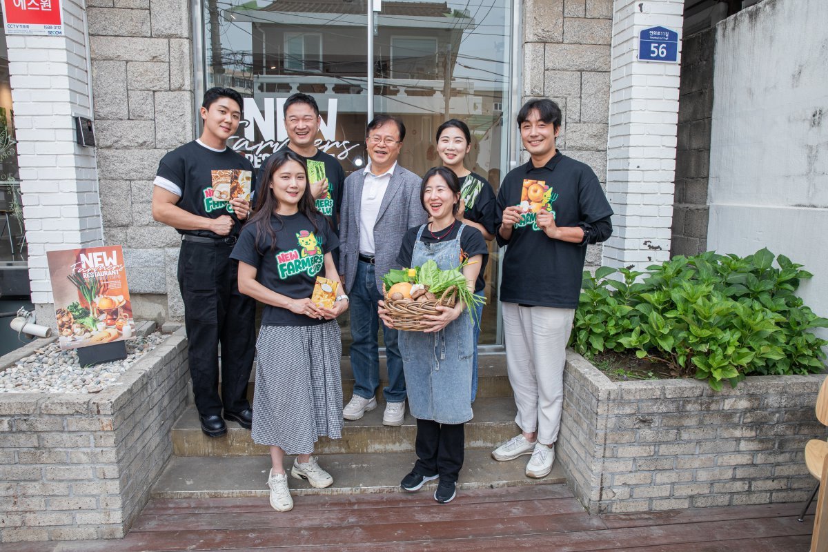 취임 5주년을 맞은 조항목 NS홈쇼핑 대표는 “‘농·수·축산물 소비활성화’를 추구하며 건강하고 신선한 우리 농·수·축산물 및 식품을 전하겠다”고 했다. ‘뉴파머스 팝업 레스토랑’에서 청년농부들과 기념 촬영을 하고 있는 조 대표(뒷줄 가운데). 사진제공｜NS홈쇼핑 