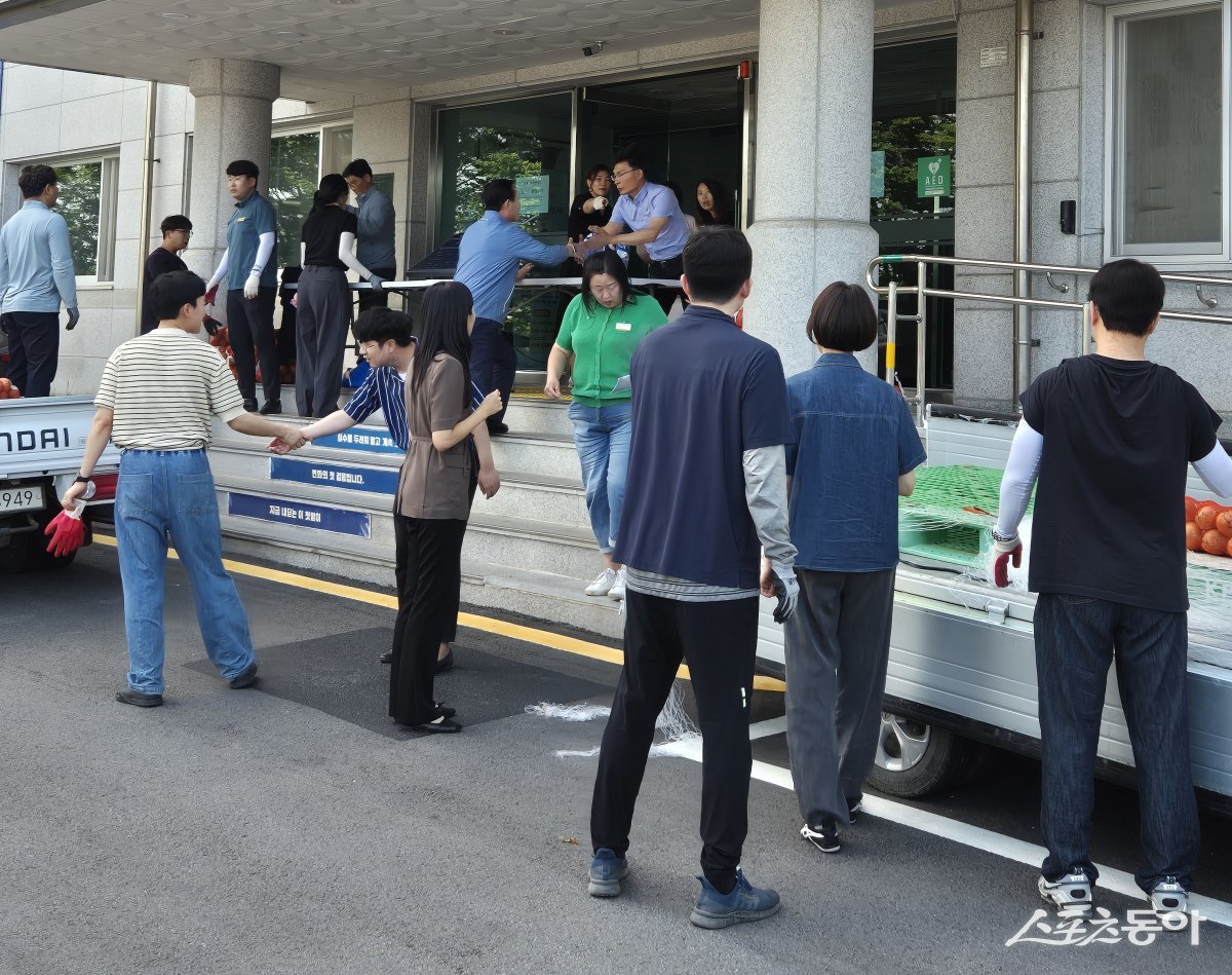 나주시가 지난 23일 지역 농가의 어려움을 덜기 위한 ‘양파 사주기 운동’을 진행했다. 사진제공=박성화 기자