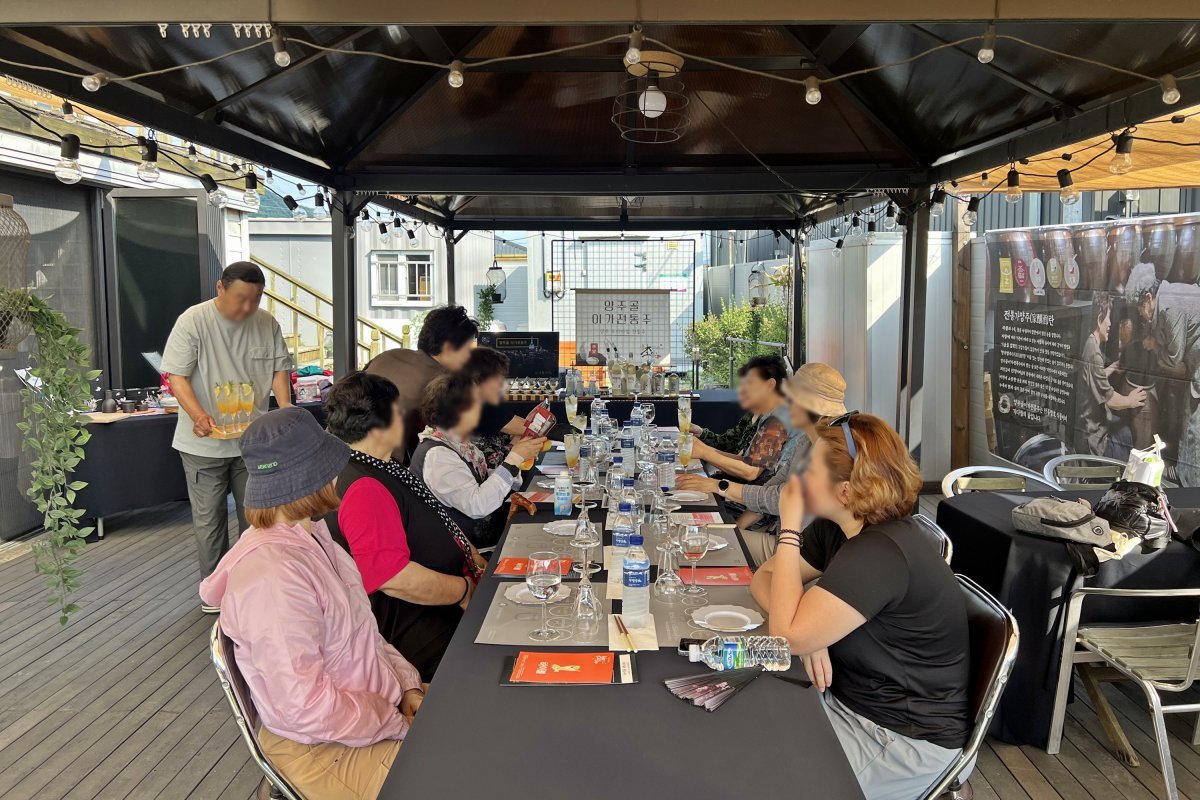 교외선 ‘술례(酒禮) 설레임 열차 in 양주’의 ‘양주골 이가 전통주’ 체험 사진제공|코레일관광개발
