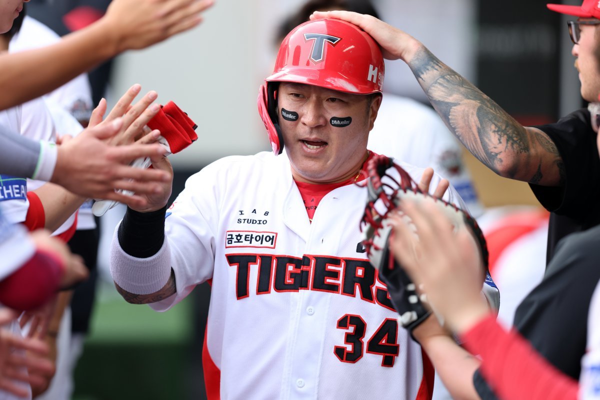 KIA 최형우는 팀 내 야수 중 최고참이지만, 변함없는 기량으로 보탬이 되고 있다. 팀은 부상자가 속출해 위기를 맞았지만, 베테랑 최형우의 활약으로 이를 극복하고 있다. 사진제공｜KIA 타이거즈
