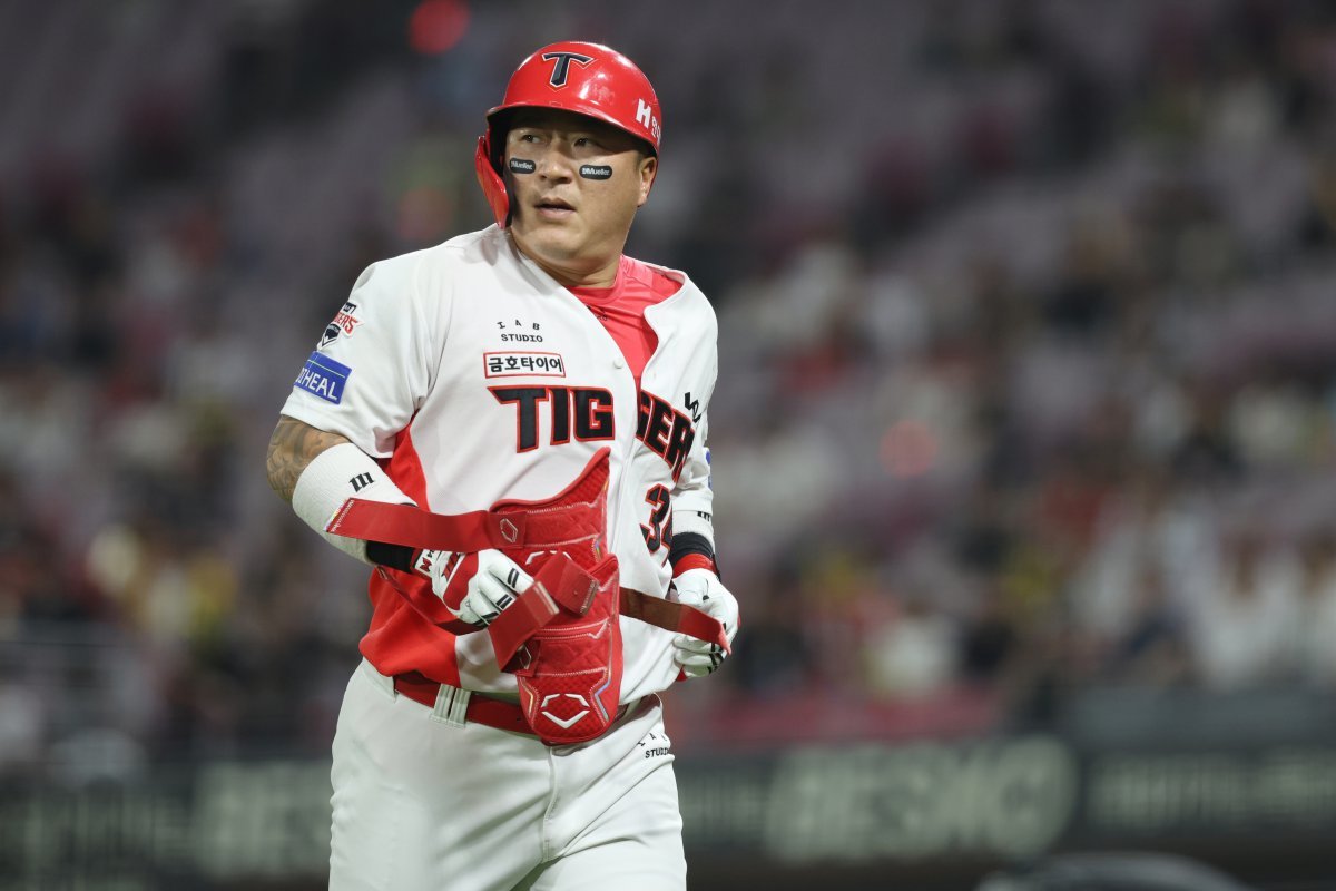KIA 최형우는 팀 내 야수 중 최고참이지만, 변함없는 기량으로 보탬이 되고 있다. 팀은 부상자가 속출해 위기를 맞았지만, 베테랑 최형우의 활약으로 이를 극복하고 있다. 사진제공｜KIA 타이거즈