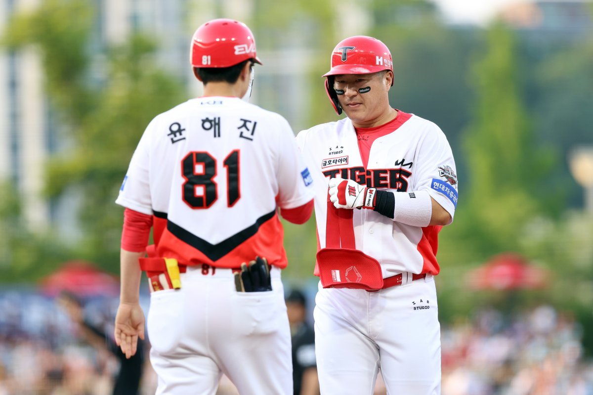 KIA 최형우(오른쪽)는 팀 내 야수 중 최고참이지만, 변함없는 기량으로 보탬이 되고 있다. 팀은 부상자가 속출해 위기를 맞았지만, 베테랑 최형우의 활약으로 이를 극복하고 있다. 사진제공｜KIA 타이거즈