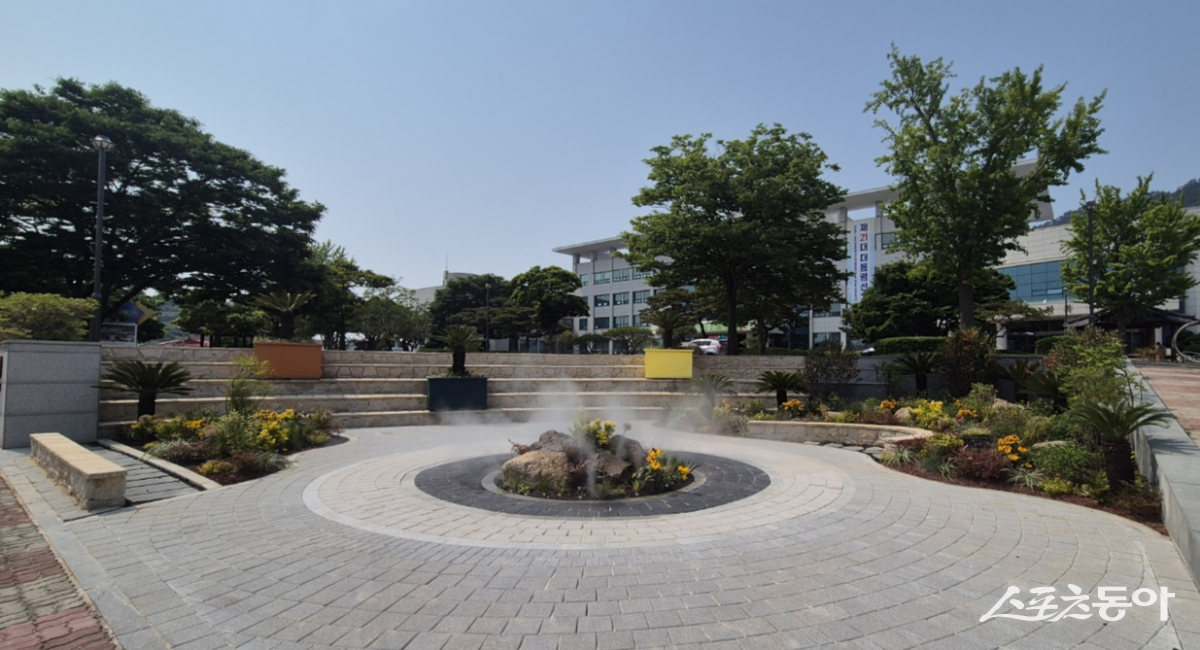 진도군이 청사 앞에 방치됐었던 유휴지를 최근 자연 친화적인 녹색 휴게공간으로 새롭게 조성해 군민들에게 개방했다. 사진제공=진도군