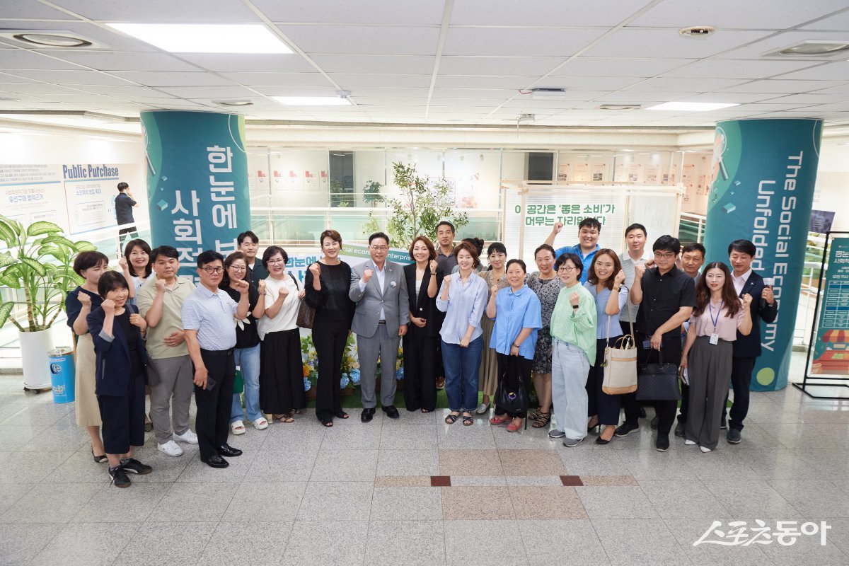 강수현 시장이 23일 시청 3층 오픈갤러리에 기념 촬영하고 있다. 사진제공ㅣ양주시