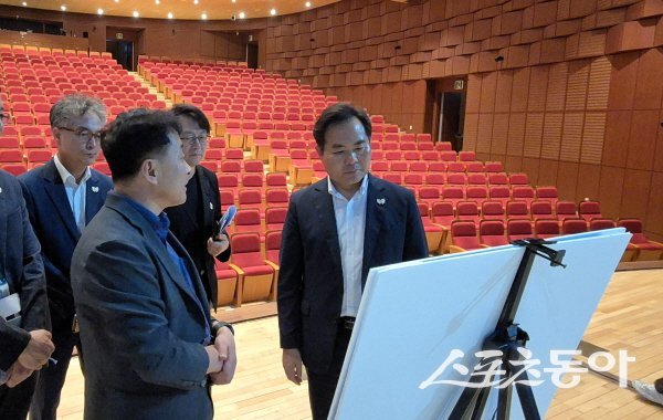 김학홍 경북도 행정부지사가  경주예술의 전당 개보수 진행상황을 점검하고 있다. 사진제공 ㅣ 경북도