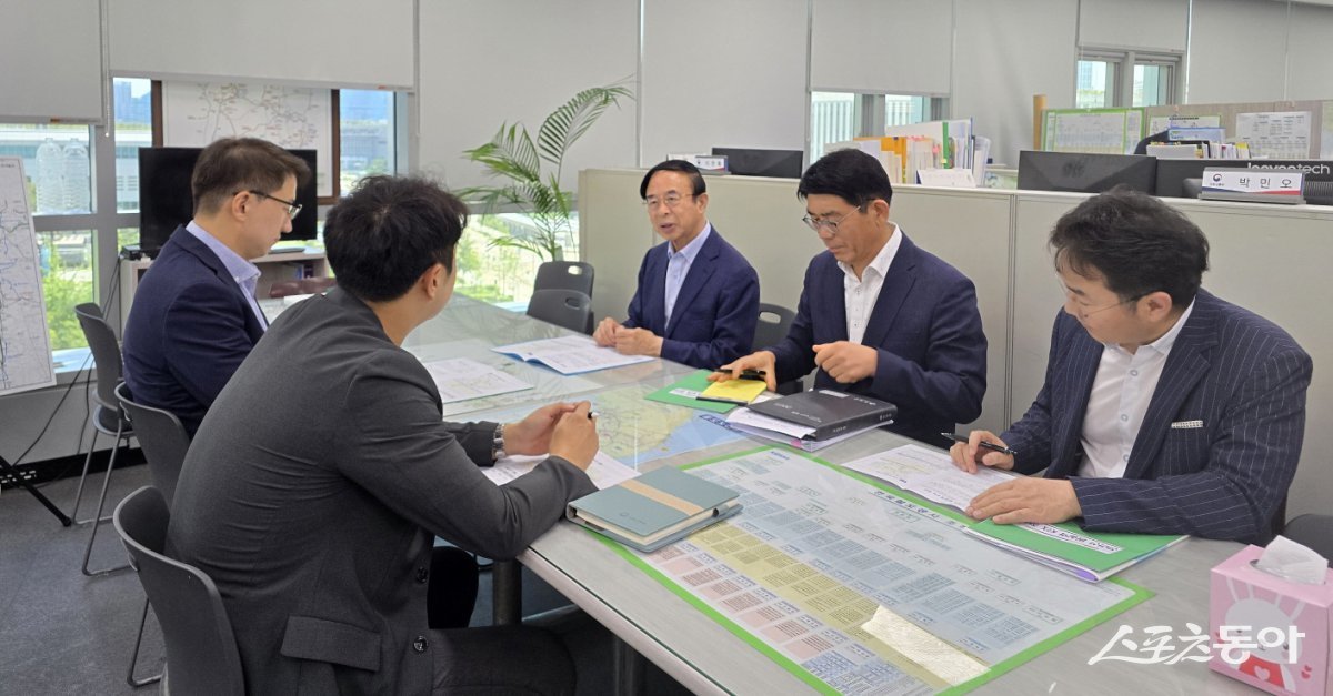 지난 23일 국토부를 방문해 KTX 임실역 정차를 건의하고 있는 심민 임실군수. 사진제공=임실군