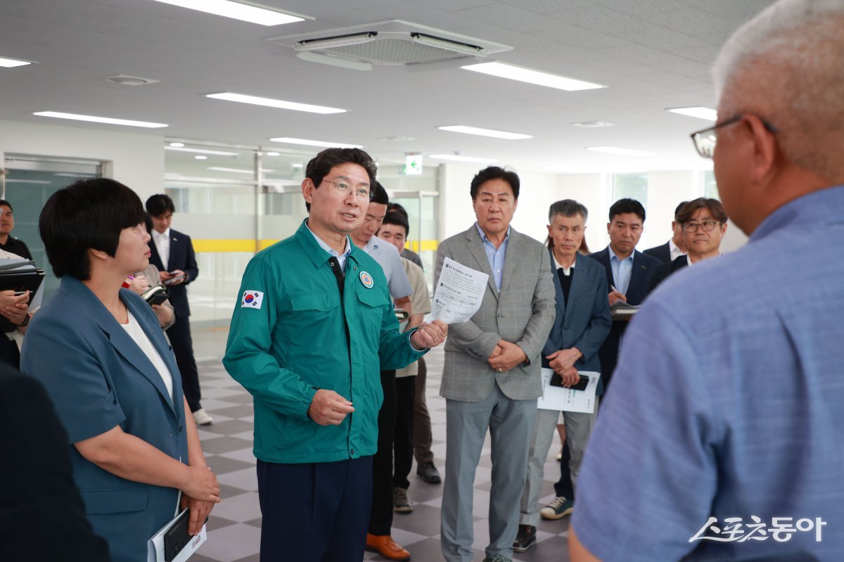 지난 23일 동천청소년문화의집에서 이상일 시장이 철저한 하자 보수를 지시하고 있다. 사진제공｜용인시