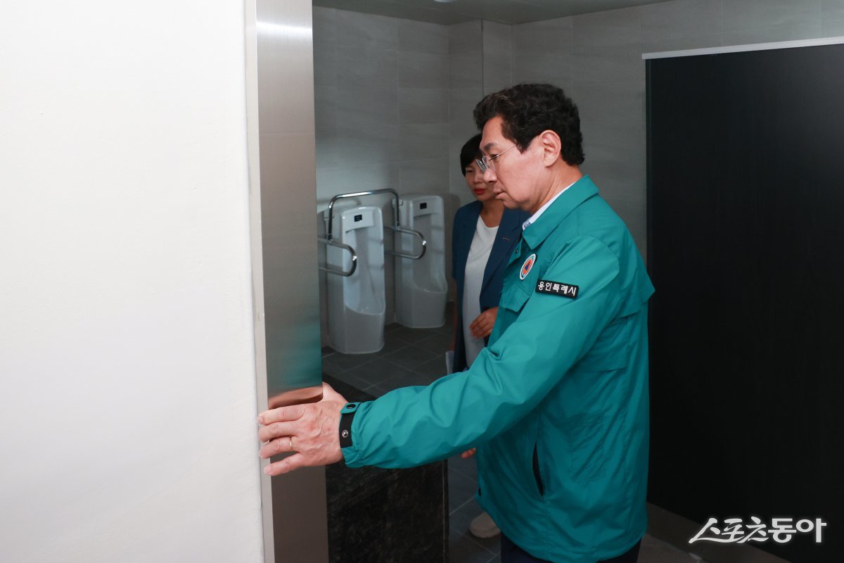 지난 23일 동천청소년문화의집에서 이상일 시장이 시설을 확인하고 있다. 사진제공｜용인시